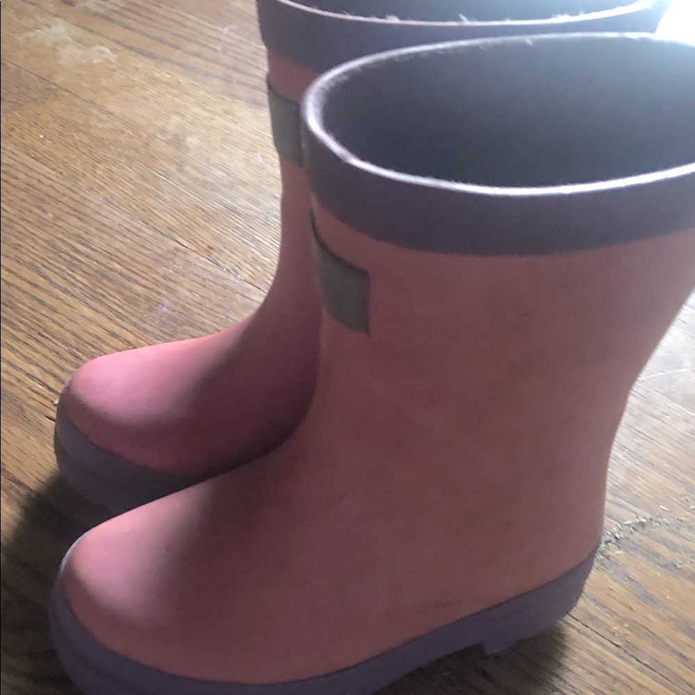 Super cute pink rain boots!